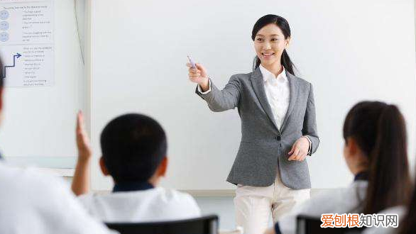 老师上课时的样子怎么描述