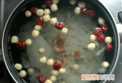 莲子配什么煲汤，莲子可以和什么东西一起煮好吃