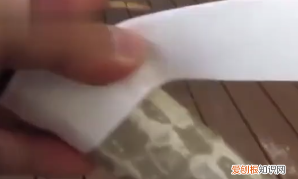 怎么缠网球拍的吸汗带，网球拍吸汗带缠法图解