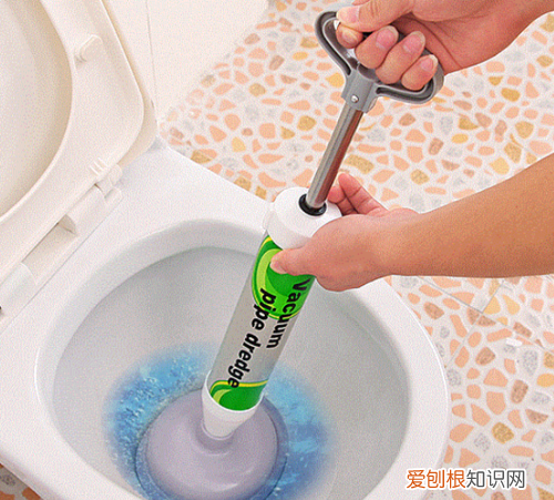 肥皂掉厕所堵了如何自己快速疏通