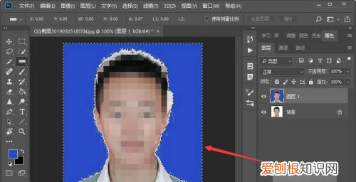 白底照片应该怎么更改蓝底，ps将证件照白色背景换为蓝色后修边