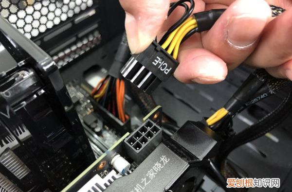 电脑显卡怎么安装，电脑怎么安装独立显卡