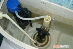 马桶水箱漏水的原因，马桶水箱固定处漏水的原因与维修