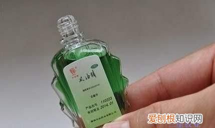 怎样清除粘在衣服上的502胶 502胶水滴到衣服上怎么溶解