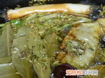 红油用几种香料最香，红油的8种香料的配方是怎么样的呢