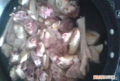 茶树菇煲老母鸡的做法，教你怎么做茶树菇炖老母鸡汤