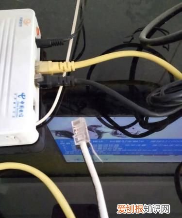 路由器光纤闪红灯是怎么回事，路由器一直闪红光灯是怎么回事