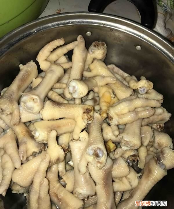 酸辣柠檬无骨鸡爪的简易做法，教你做网红柠檬无骨鸡爪视频