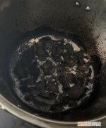 高压锅煮过碱水变黑了怎么办