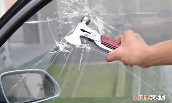 汽车安全锤使用方法，安全锤敲击玻璃的哪个部位