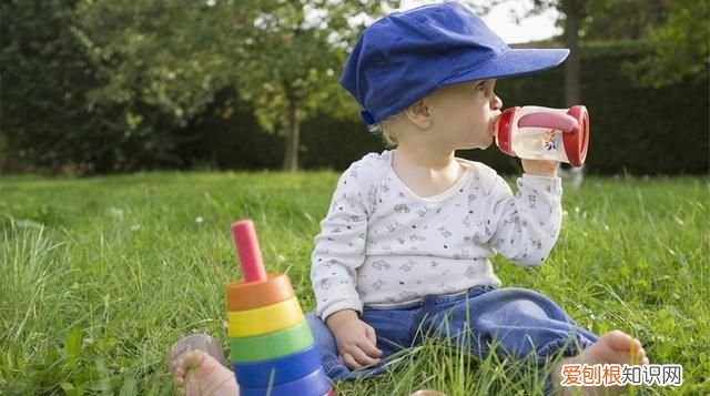 白开水放了多久不能喝，保温杯里的水放一个月了还能喝