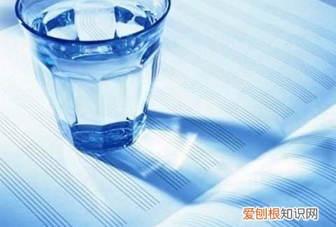 白开水放了多久不能喝，保温杯里的水放一个月了还能喝