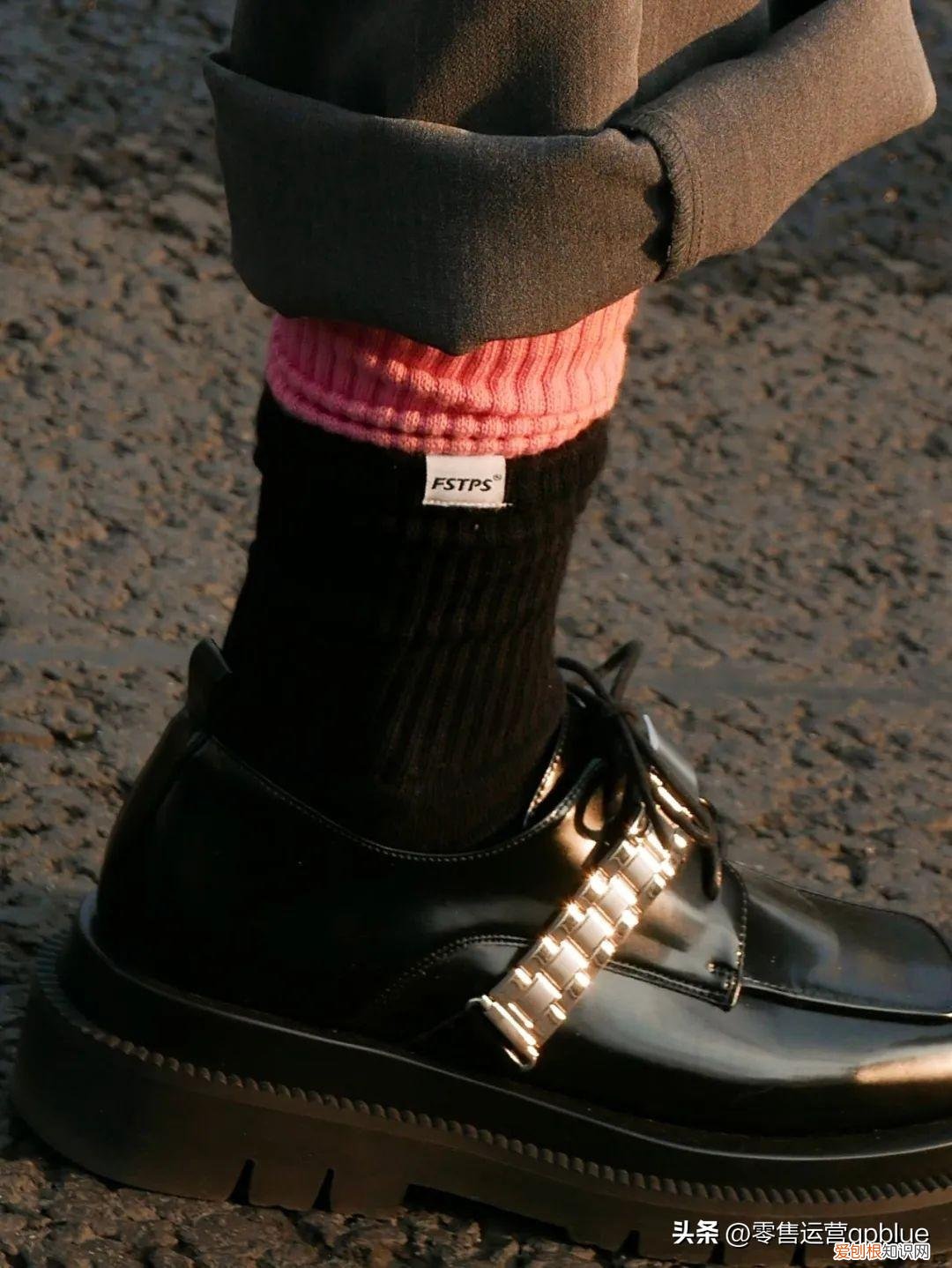 这些年轻人追捧的袜子品牌，能有多好卖？