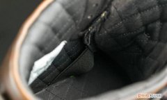 白鞋底的黑色痕迹怎么去除，白色胶鞋上的黑色划痕什么去掉