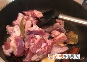 胡萝卜炖牛腩如何做，红萝卜炖牛腩的家常做法窍门