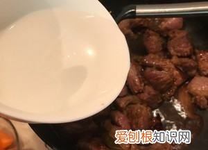 胡萝卜炖牛腩如何做，红萝卜炖牛腩的家常做法窍门