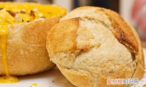 面包有酸味还能吃吗，面包发酵有酒味还能吃为什么做的面包有酒味