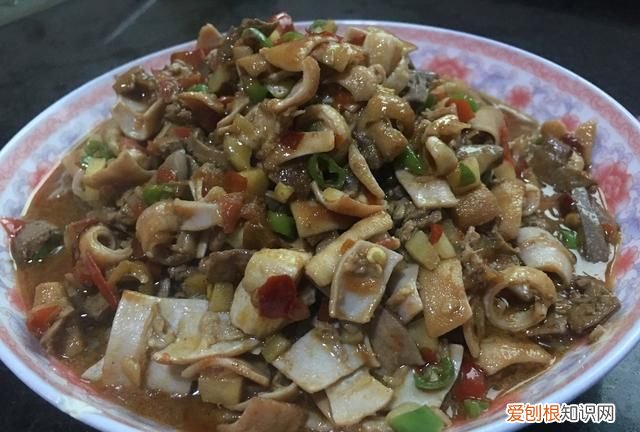 国庆从老家带的土鸭，用鸭肠鸭肝炒一盘泡椒鸭杂，味道简直太好了