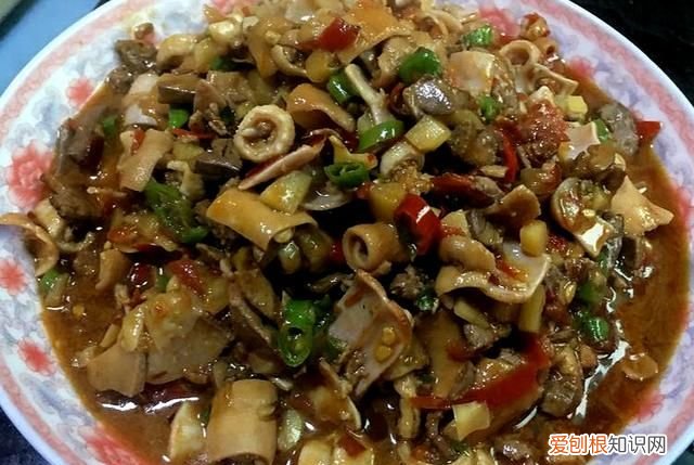 国庆从老家带的土鸭，用鸭肠鸭肝炒一盘泡椒鸭杂，味道简直太好了