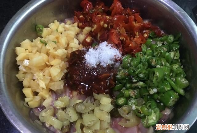 国庆从老家带的土鸭，用鸭肠鸭肝炒一盘泡椒鸭杂，味道简直太好了