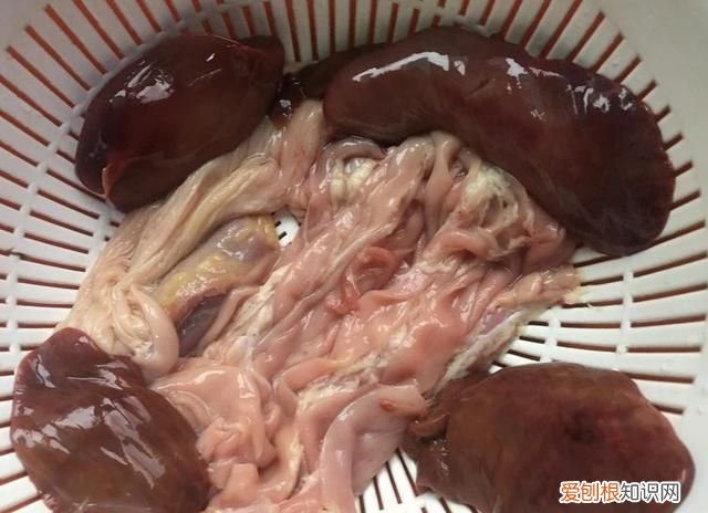 国庆从老家带的土鸭，用鸭肠鸭肝炒一盘泡椒鸭杂，味道简直太好了