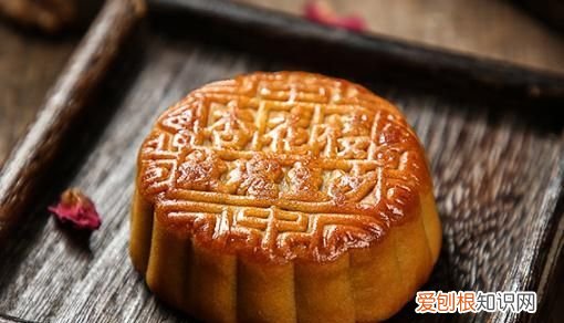 月饼放冰箱半年能吃吗，月饼放在冰箱里冻半年了还可以吃