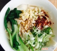 油泼面用陈醋还是香醋，油泼面用十三香还是五香粉