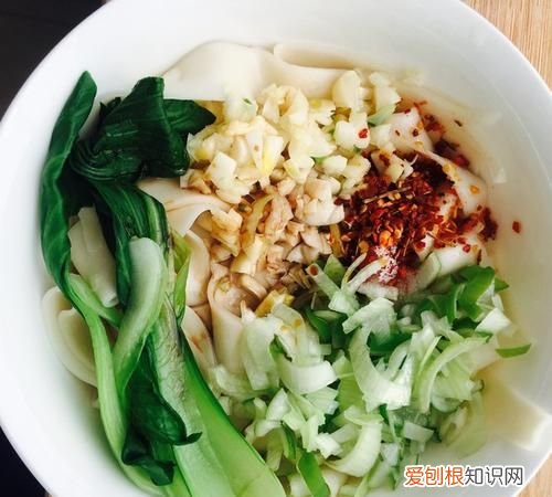 油泼面用陈醋还是香醋，油泼面用十三香还是五香粉