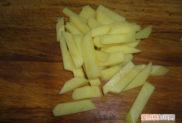 如何做出好吃的萝卜炖土豆，土豆炖胡萝卜怎么炖好吃又简单