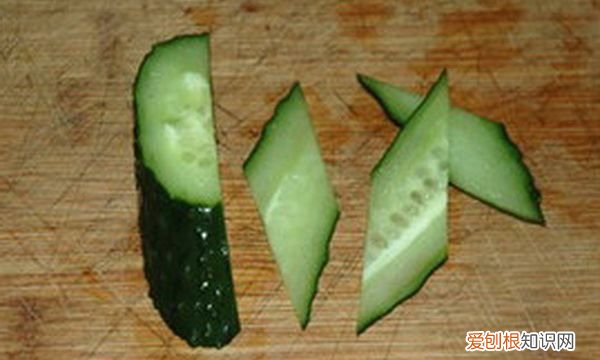 黄瓜切爱心怎么切，怎么把整个黄瓜切成拉花状呢