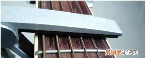 变调夹怎么用，吉他变调夹的用法