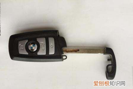 宝马钥匙换电池的过程视频，如何拆卸宝马车钥匙的遥控器电池