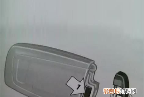 宝马钥匙换电池的过程视频，如何拆卸宝马车钥匙的遥控器电池