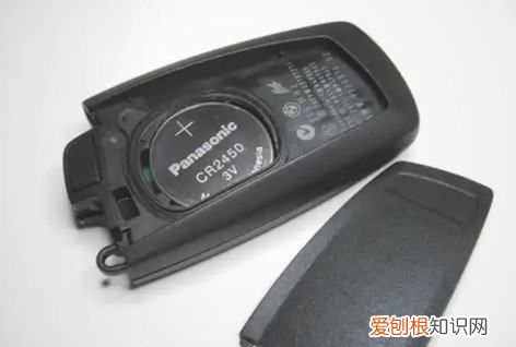 宝马钥匙换电池的过程视频，如何拆卸宝马车钥匙的遥控器电池