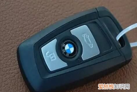 宝马钥匙换电池的过程视频，如何拆卸宝马车钥匙的遥控器电池