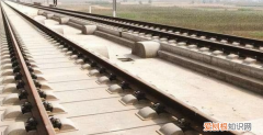 无缝钢轨如何克服热胀冷缩的问题