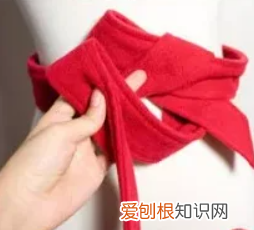 如何把风衣上的腰带系成蝴蝶结，风衣怎样打蝴蝶结最简单的视频