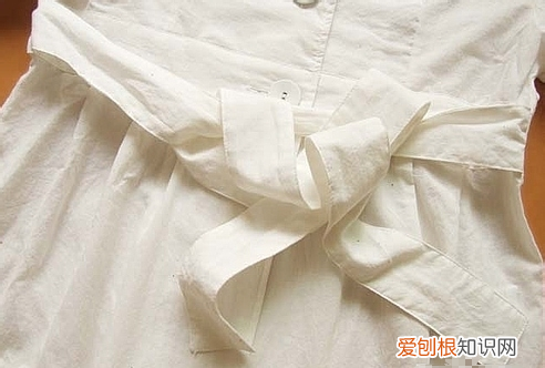 如何把风衣上的腰带系成蝴蝶结，风衣怎样打蝴蝶结最简单的视频