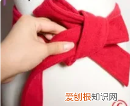 如何把风衣上的腰带系成蝴蝶结，风衣怎样打蝴蝶结最简单的视频