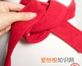 如何把风衣上的腰带系成蝴蝶结，风衣怎样打蝴蝶结最简单的视频