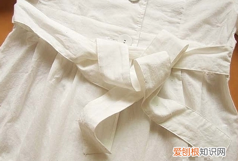 如何把风衣上的腰带系成蝴蝶结，风衣怎样打蝴蝶结最简单的视频