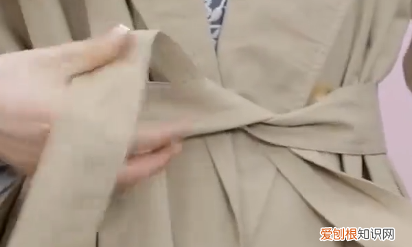 如何把风衣上的腰带系成蝴蝶结，风衣怎样打蝴蝶结最简单的视频