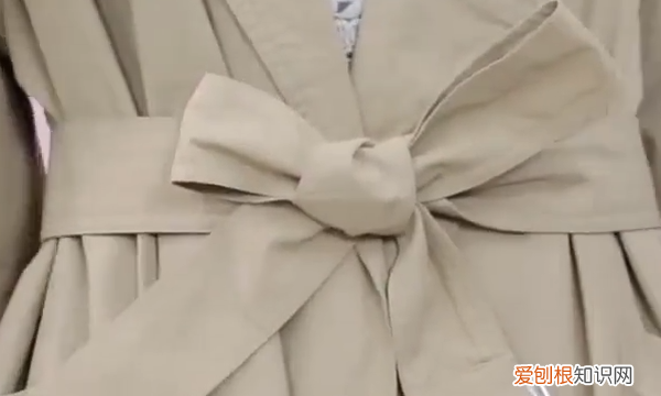 如何把风衣上的腰带系成蝴蝶结，风衣怎样打蝴蝶结最简单的视频