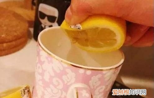 纯白衣服沾油洗不掉用白醋可以吗