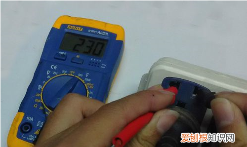 怎么用万用表测电压，如何使用万用表测量家用电路电压