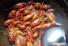 小龙虾放外面7个小时会死，小龙虾刚死几个小时可以吃吗