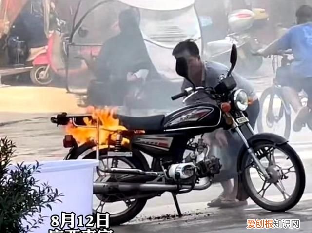 广西男子用扇子给摩托车灭火，火势越扇越大，关键时刻大爷出手了