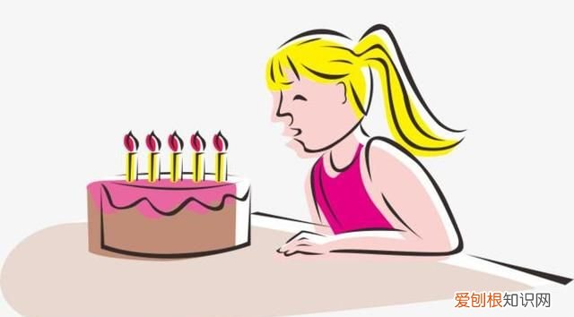 广西男子用扇子给摩托车灭火，火势越扇越大，关键时刻大爷出手了