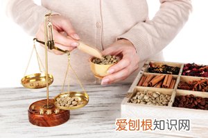 宝宝晚上睡觉老是踢被子怎么回事 ，为什么宝宝晚上睡觉老是踢被子