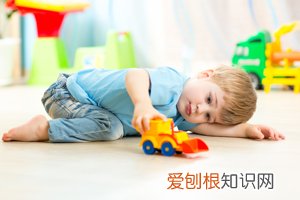 小孩子摔到后脑勺起包怎么回事 ，宝宝摔了后脑勺起包